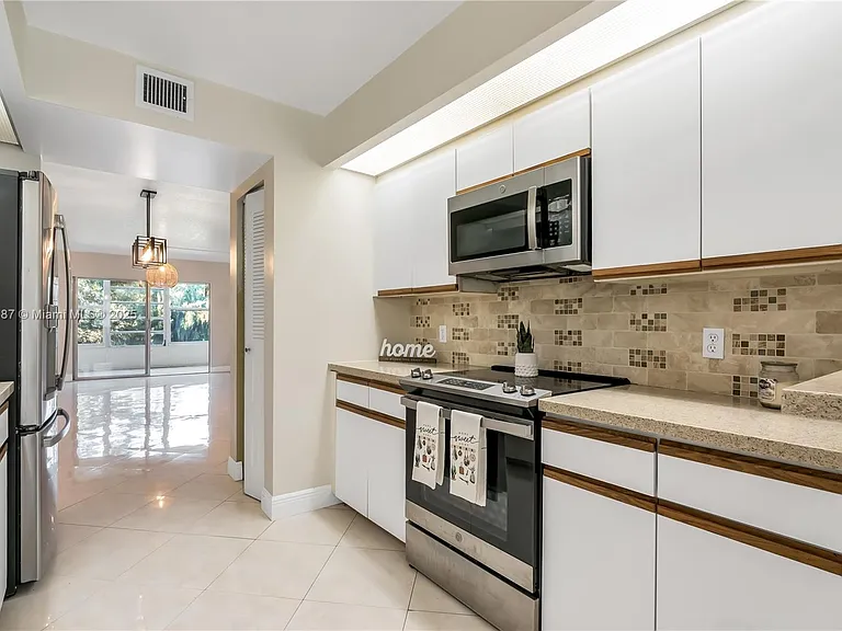 900 SW 125th Way — Photo 2