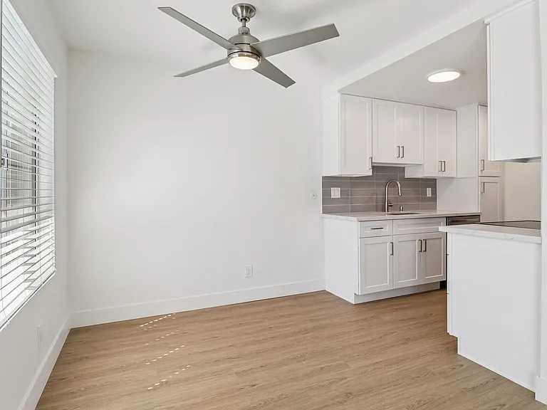 Modern University Crest Apartments 1 Month Free — Photo 12