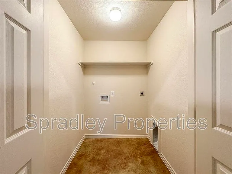 1047B Edwards Dr — Photo 8