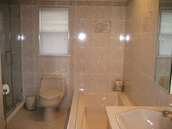 4 p. full bath w/jaccyzi, shower and double sink