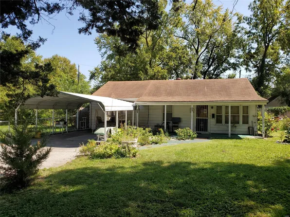 864 N 79th St, East Saint Louis, IL 62203