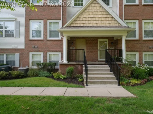 868 Eagle Dr, Fenton, MI 48430
