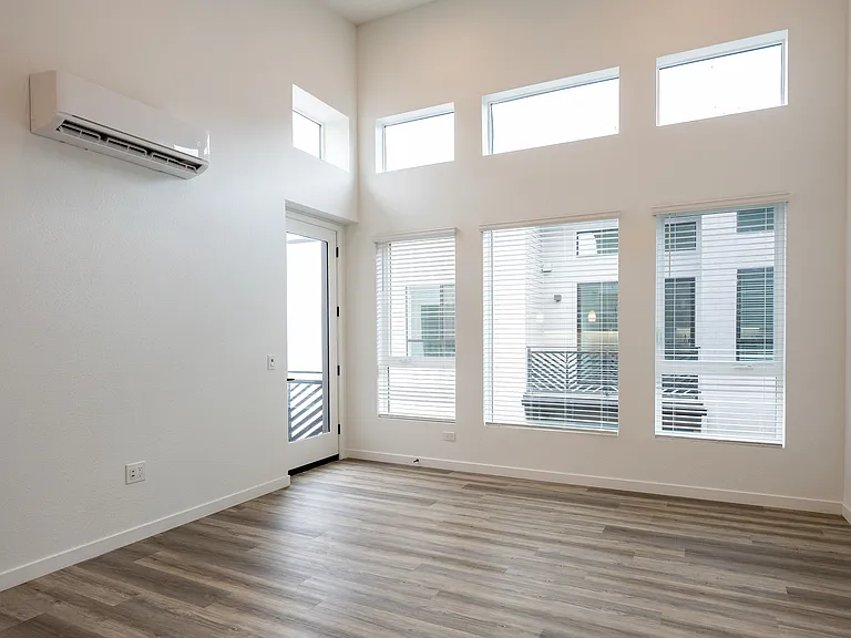 Laurel - Living Room - Photo 2