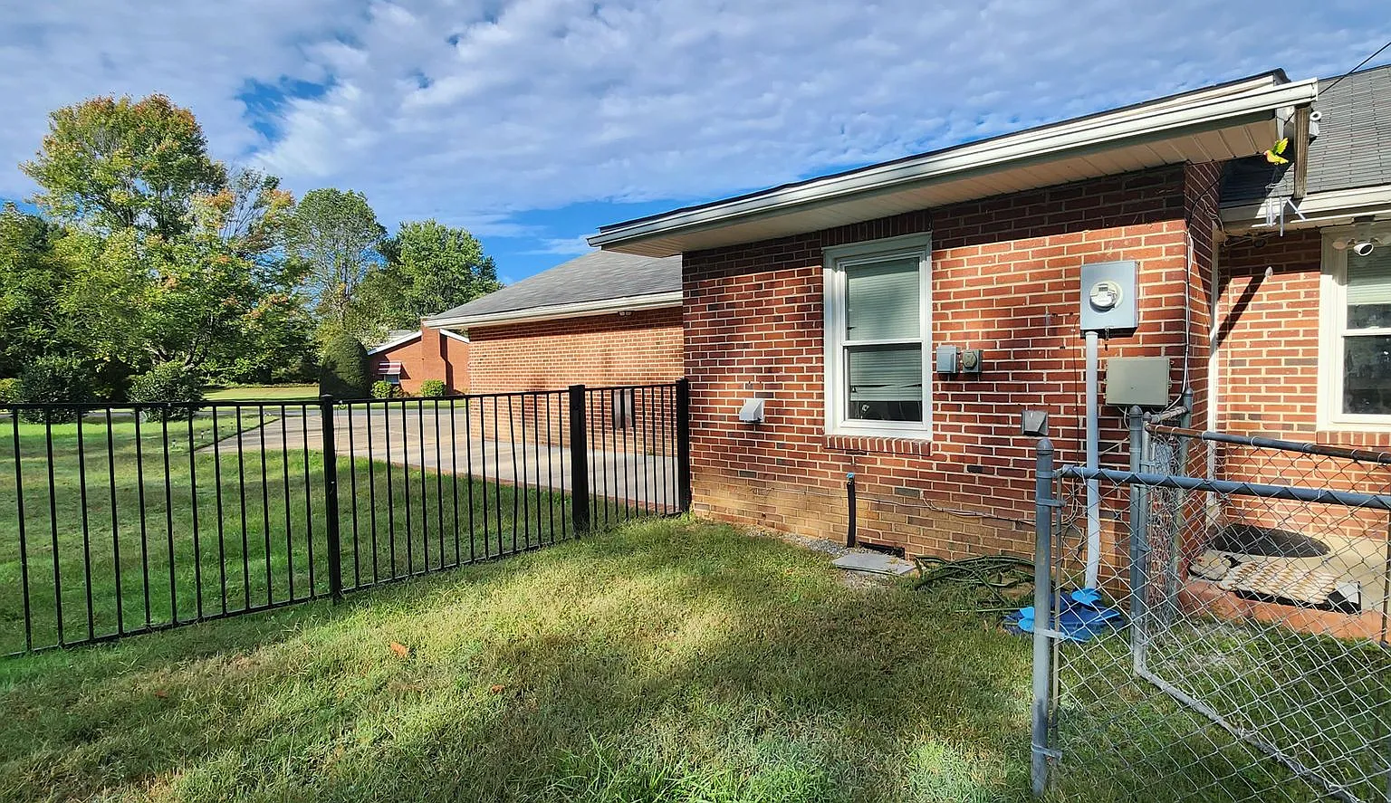 Charming Rambler with 2 Primary Suites! — Photo 4