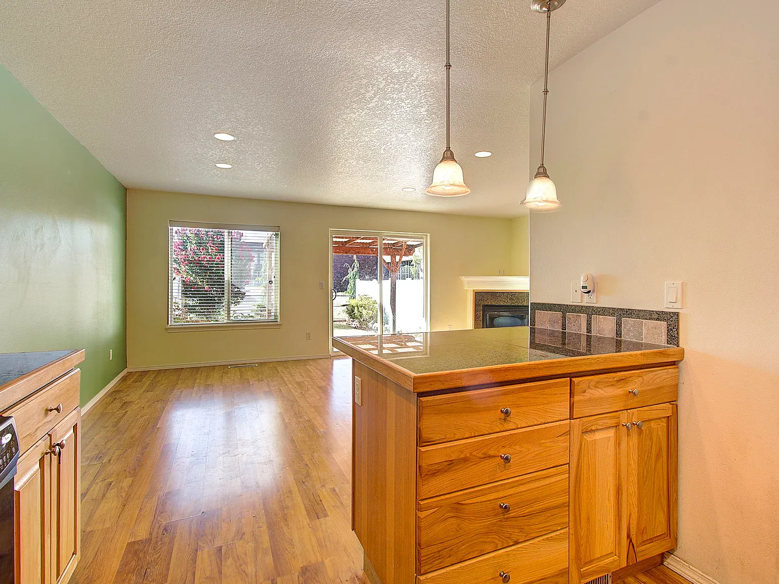3 bed, 1493 sqft, $2,600 — Photo 2
