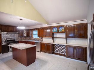 736 Gerald St, Paramus, NJ 07652