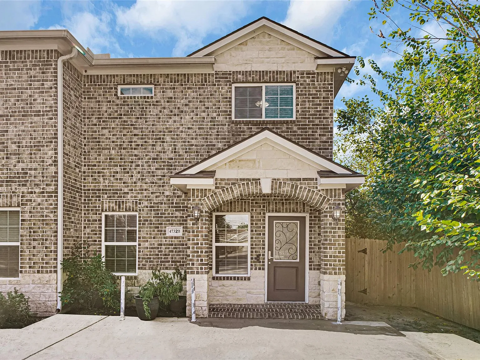 3 bed, 2.5 bath, 1669 sqft, $1,949 — Photo 2