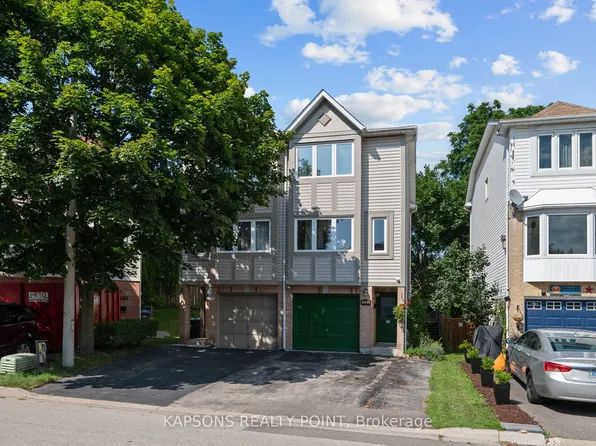 1255 Woodhill Ct, Mississauga, ON L5E 3H2