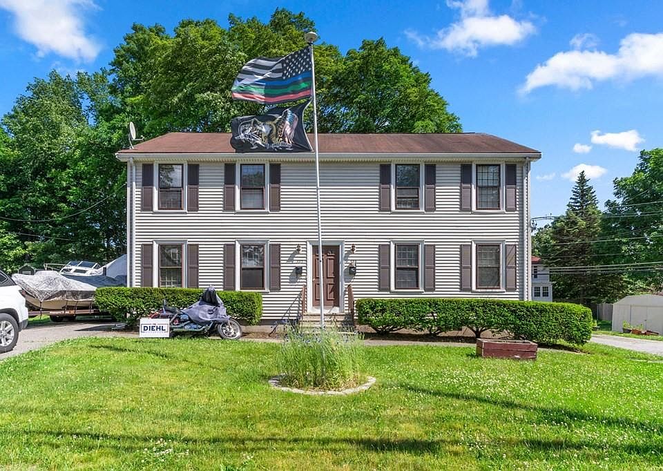 333-335 Sutton Street. Available unit is on the right side of this duplex.