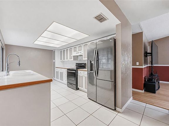 3rd image of 3906 SANTIAGO STREET