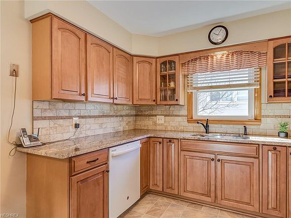 3rd image of 387 Hillman Rd