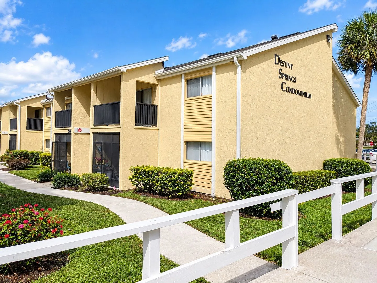 Beautiful Renovated Condo with Pool & Lake Views in Altamonte Springs! — Photo 1