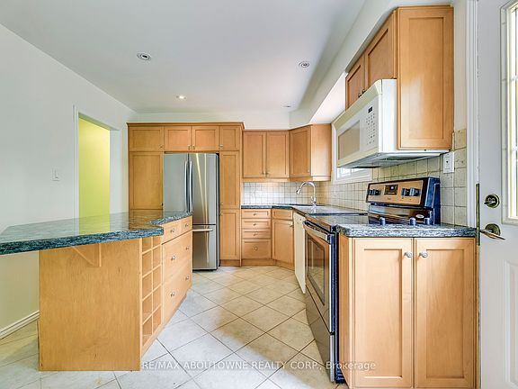 2nd image of 2380 Wyandotte Dr