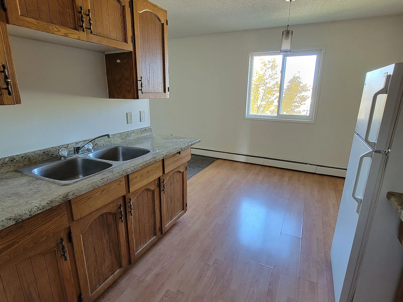 Forrest Manor 10105 105 Ave — Photo 2