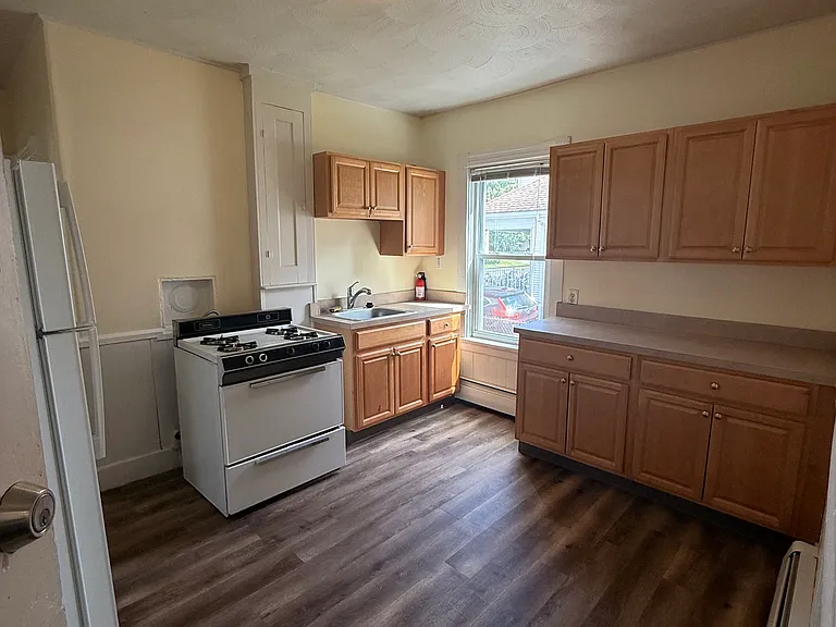  153 Woodbine St 1stFlr 2Bed NEWFlooring NEWPaint NOPets Storage Prkg — Photo 20