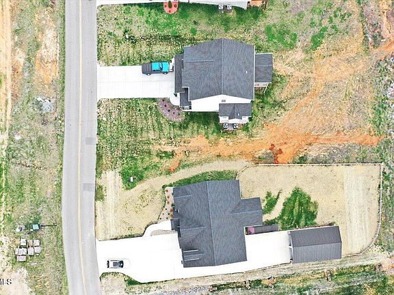 4th image of 868 Granby Rd