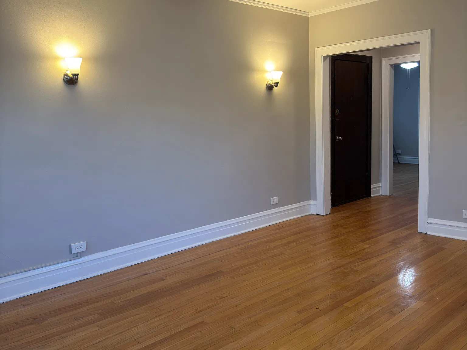 332 Custer Ave — Photo 2