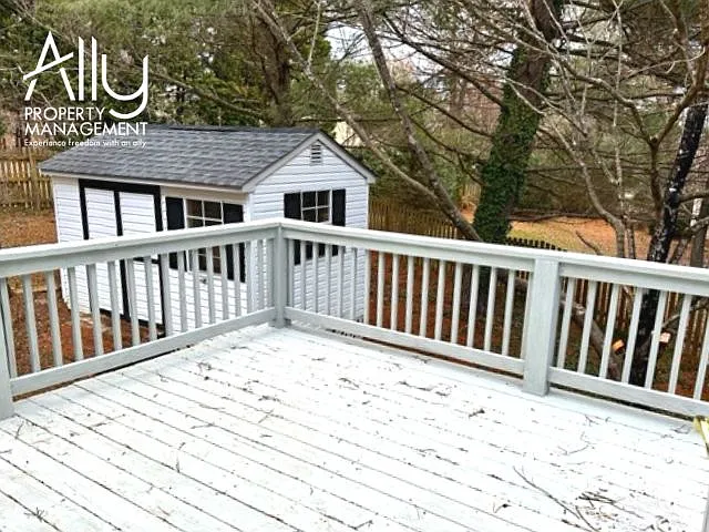 1003 Wintergreen Ln — Photo 15