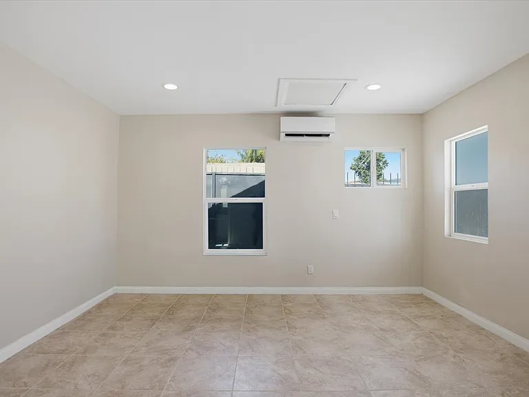 7542 White Oak Ave — Photo 14