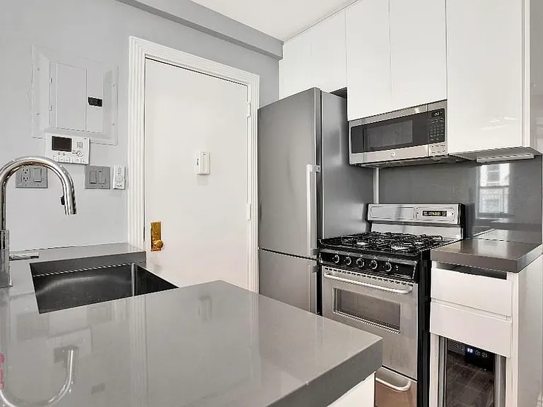 118 E 7th St #4C — Photo 4