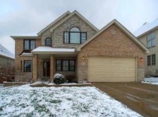 816 Shannon Lake Ct, Westmont, IL 60559