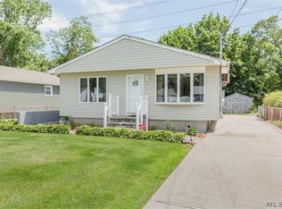 66 Pinedale Ave, Farmingville, NY 11738