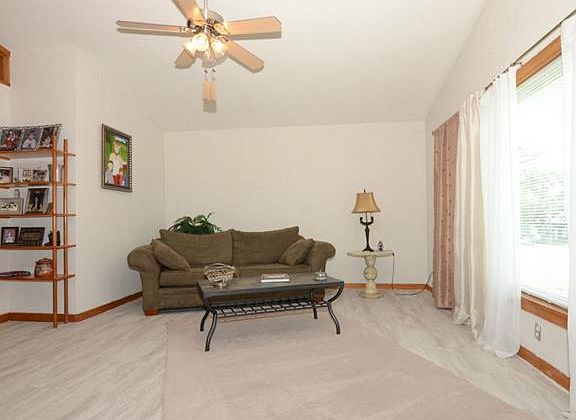4th image of 612 E Hempstead St