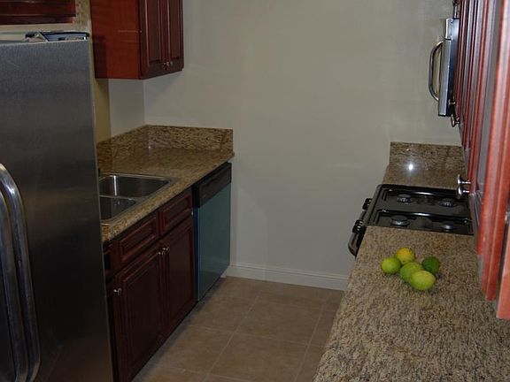 Beatitful kitchen even with icewmaker in Refrigerator