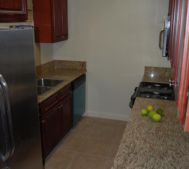 Beatitful kitchen even with icewmaker in Refrigerator