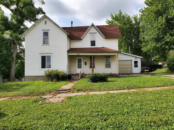 206 W State St, Toledo, IA 52342