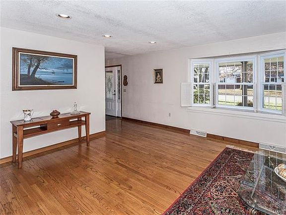 4th image of 527 Dolphin Dr W