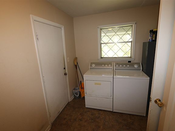 2nd image of 350 Pecan St