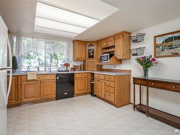 Cabinetry is in great condition>