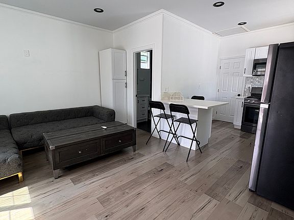 2nd image of 7415 Amestoy Ave #7417