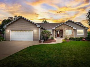 450 E Wynbrook Dr, Oak Creek, WI 53154