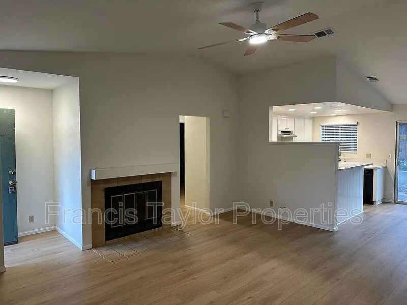 2 bed, 1.0 bath, 1000 sqft, $2,200 — Photo 3