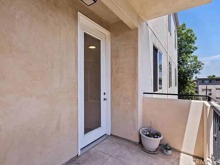 11280 La Maida St #303 — Photo 9