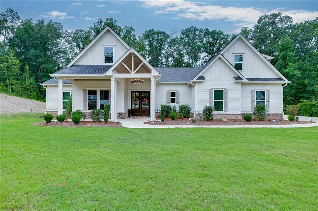 4 bed, 2.5 bath, 2793 sqft, $3,000 — Photo 1