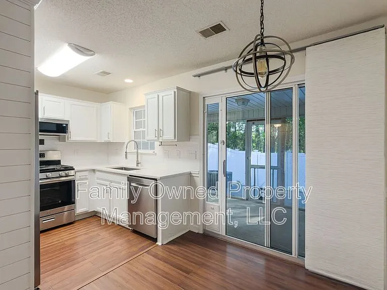 502 Tree Branch Cir — Photo 16