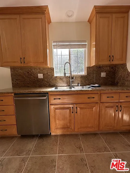 3 bed, 2.0 bath, 2044 sqft, $5,800 — Photo 4