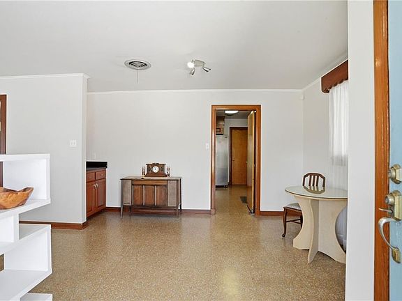 5th image of 38 Willow Dr
