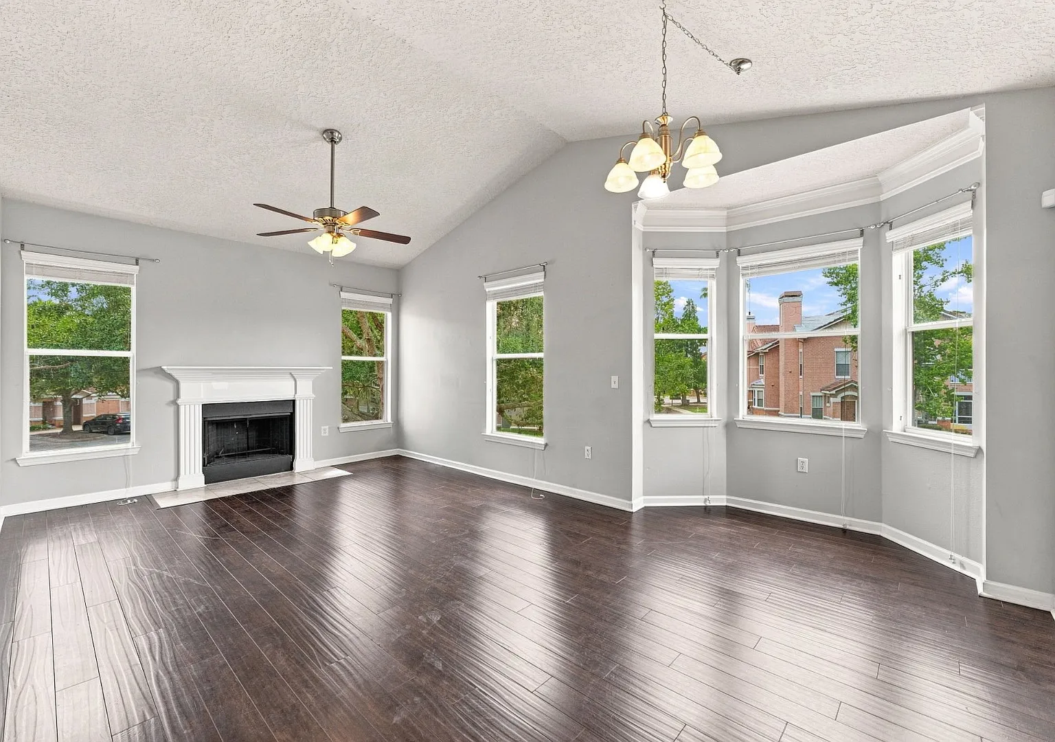Absolutely Stunning 3 BR/2 BA/2 Car Garage Condo in gorgeous Gated New Tampa resort style community. — Photo 4