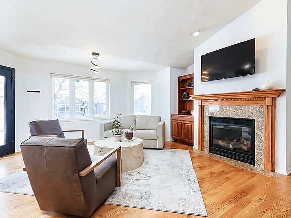 3rd image of 393 N Bergamont Blvd