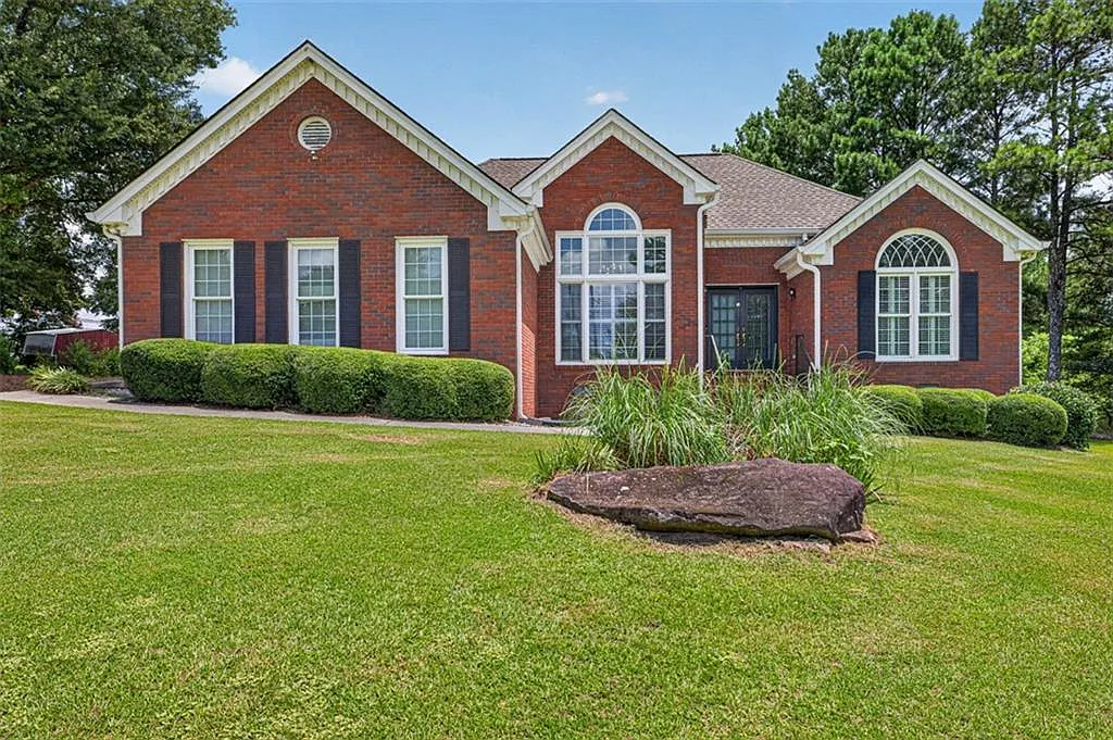 3 bed, 2.0 bath, 1976 sqft, $2,500 — Photo 1