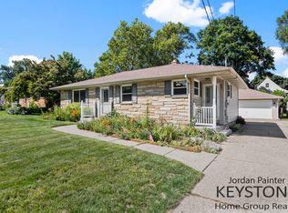 907 32nd St SW, Wyoming, MI 49509
