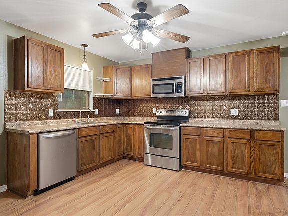 4th image of 303 N Milam St