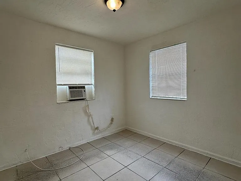 180 NW 17th St — Photo 5