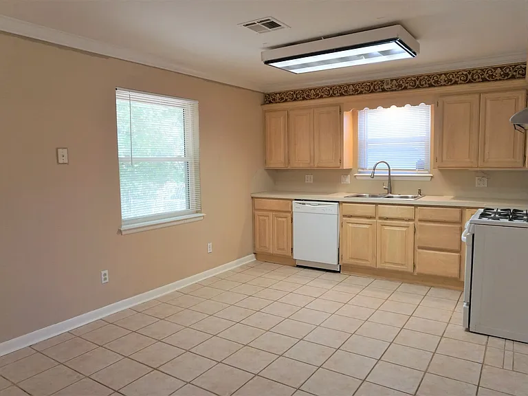 1813 Hardy Dr — Photo 15