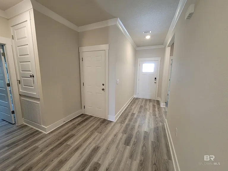 1045 Hayward Loop — Photo 2