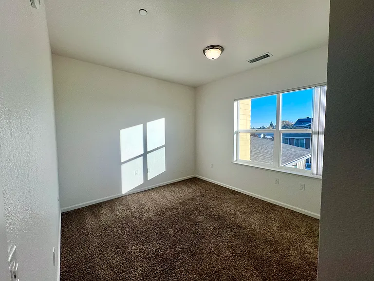 Esposti Park Apartments — Photo 35